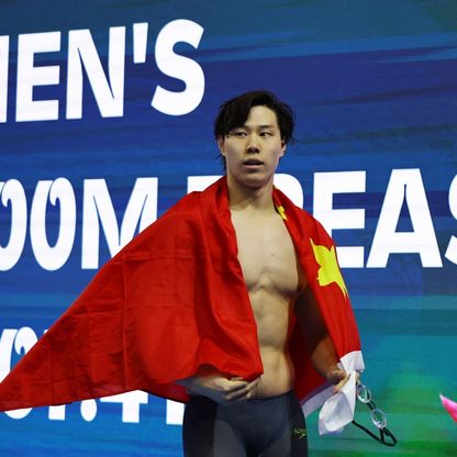 "معجزة الحارة الثامنة".. تشين يفوز بسباق 200م سباحة صدراً في بطولة العالم