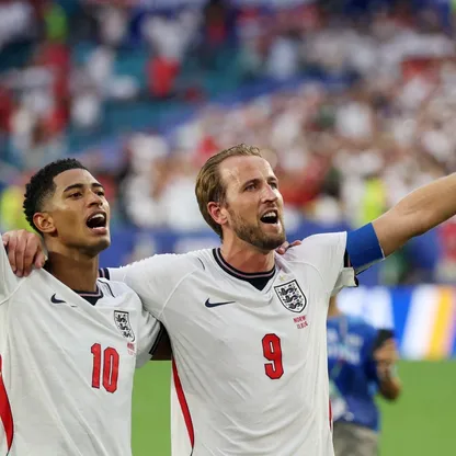 هاري كين (يمين) يحتفل مع بيلينغهام بعد فوز إنجلترا على النرويج - 11 يوليو 2026