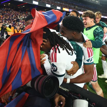رابطة الدوري تحقق في "اعتداء" مشجع لبرشلونة على كامافينغا خلال مواجهة ريال مدريد