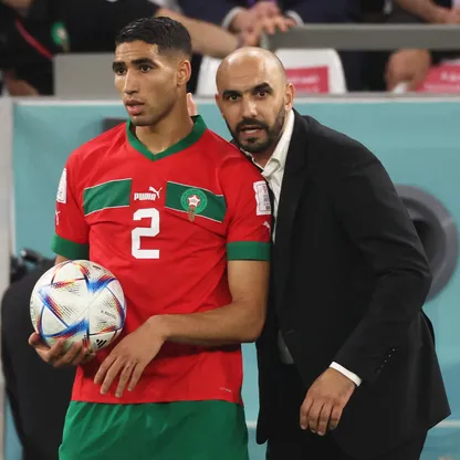 مدرب المغرب وليد الركراكي وأشرف حكيمي خلال مباراة ضد إسبانيا في كأس العالم 2022 - 6 ديسمبر 2022