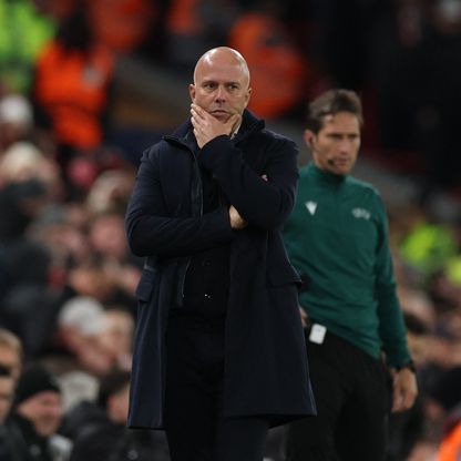 أرني سلوت يدافع عن فان دايك بعد كارثة أيندهوفن