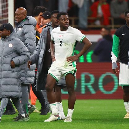 مدافع نيجيريا يشكو قرارات تحكيمية "خاطئة جداً".. ويتمنّى "التوفيق للمغرب"
