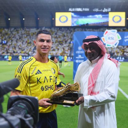 رونالدو يتسلّم جائزة الحذاء الذهبي للدوري السعودي 2024-2025