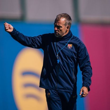 رد حاد ومفاجئ من فليك مدرب برشلونة بعد سؤاله عن طرد فينيسيوس