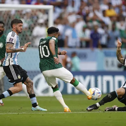 السعودي سالم الدوسري يسدد الكرة ويسجل الهدف الثاني في مرمى الأرجنتين - 22 نوفمبر 2022