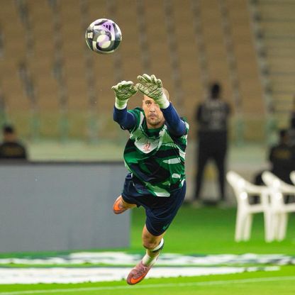 شاهد.. حارس الرياض يتألّق ويمنع الأهلي من التقدّم بالشوط الأول