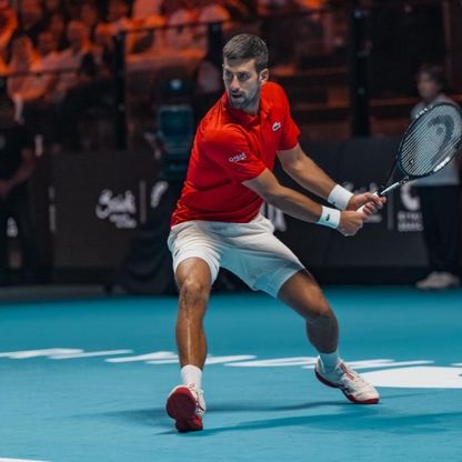 لحظة خالدة.. رونالدو يسلم جائزة غلوب سوكر لدجوكوفيتش