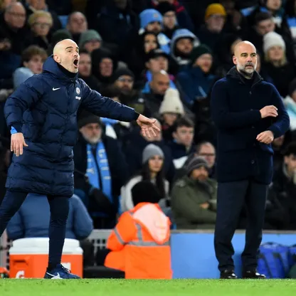 بيب غوارديولا مدرب مانشستر سيتي ونظيره إنزو ماريسكا في تشيلسي خلال مواجهة بالدوري الإنجليزي - 25 يناير 2025
