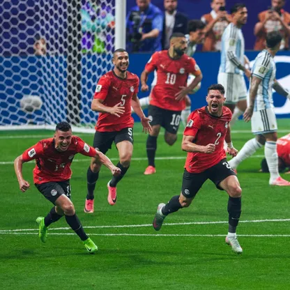 احتفال ياسر إبراهيم لاعب مصر مع زملاءه بعد تسجيل الهدف الأول في مرمى الأرجنتين بكأس العالم - 7 يوليو 2026