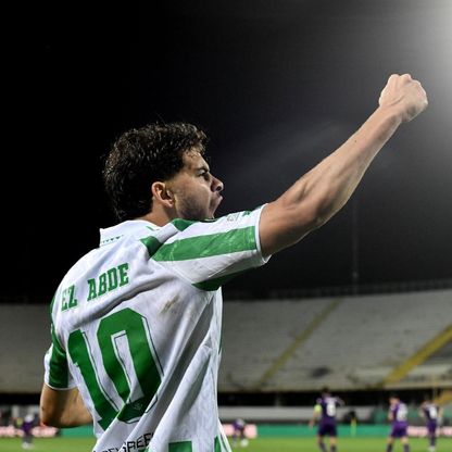 عبد الصمد الزلزولي لاعب ريال بيتيس يحتفل بتسجيل هدف في مرمى فيورنتينا بنصف نهائي دوري المؤتمر الأوروبي - 8 أبريل 2025