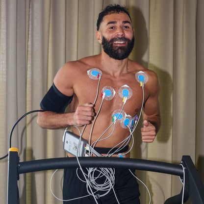 كريم بنزيما نجم الاتحاد أثناء إجراء الكشف الطبي في إسبانيا - 15 يوليو 2025