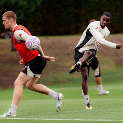 شاهد.. إيزاك يثير حماس جماهير ليفربول بـ3 أهداف مذهلة في أول مران