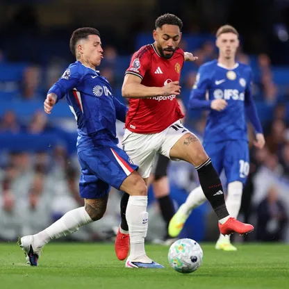 إنزو فرنانديز وماتيوس كونيا خلال مباراة تشيلسي ومانشستر يونايتد بالدوري الإنجليزي الممتاز - 18 أبريل 2026