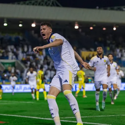 احتفال عبد الله الحمدان مهاجم الهلال بتسجيل هدف في مرمى الفتح بالدوري السعودي - 14 مارس 2026