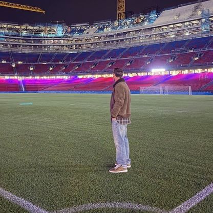 ليونيل ميسي يظهر بشكل مفاجئ في كامب نو ويطلق رسالة مؤثرة