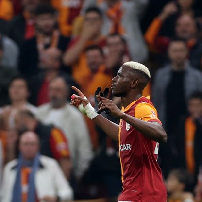 هل يسعى برشلونة لضم فيكتور أوسيمين من غلطة سراي؟