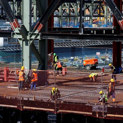 أزمة جديدة.. برشلونة لجأ إلى عمال "دون تصاريح" لتجديد "كامب نو"