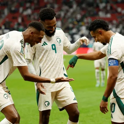 احتفال لاعبي منتخب السعودية بتسجيل هدف في مرمى جزر القمر بكأس العرب - 6 ديسمبر 2025