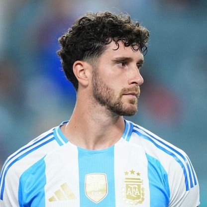 الأرجنتين تستدعي المدافع سينسي لكأس العالم