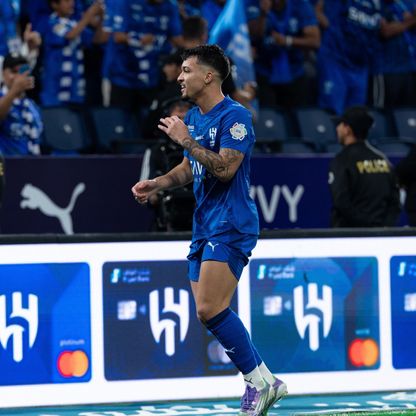 شاهد.. الهلال يهزم الشباب ويواصل مطاردة النصر في قمة الدوري السعودي