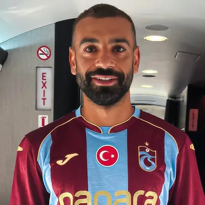 محمد صلاح يرتدي قميص طرابزون سبور التركي للمرة الأولى في الطائرة - 5 أغسطس 2026