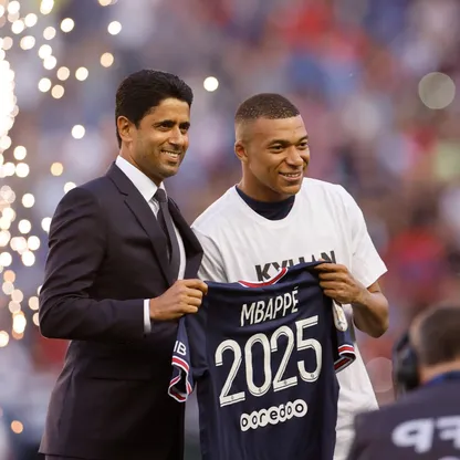 ناصر الخليفي رئيس باريس سان جيرمان وكيليان مبابي في مراسم تجديد عقده لآخر مرة - 21 مايو 2024