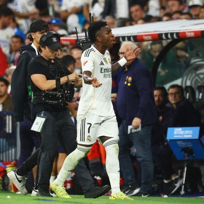 فينيسيوس "يهدد بالرحيل" عن ريال مدريد بعد شجاره مع تشابي ألونسو