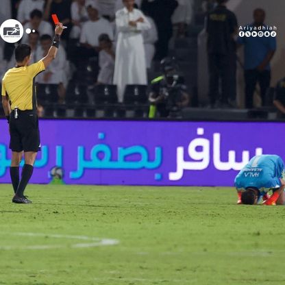 شاهد.. طرد الصانبي يربك الأهلي ويفاقم معاناته أمام الشباب