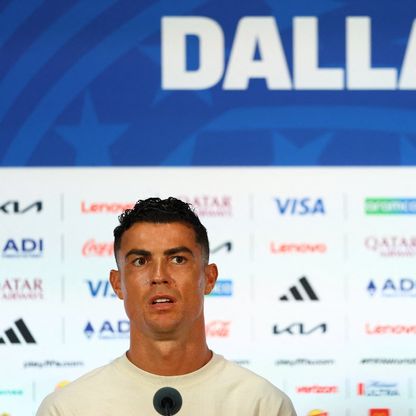 "ابقَ قوياً يا ليو".. رونالدو يواسي ميسي بعد وفاة والده