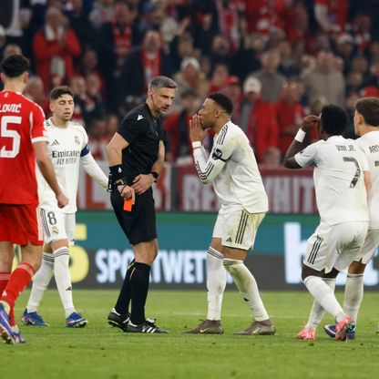 ماذا قال الحكم الإسباني ماتيو لاهوز عن طرد كامافينغا المثير للجدل؟