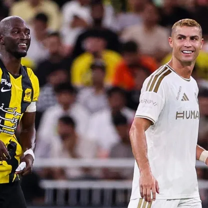 كريستيانو رونالدو حاول قراءة ورقة دانيلو التي حصل عليها من مدرب الاتحاد - 5 سبتمبر 2026