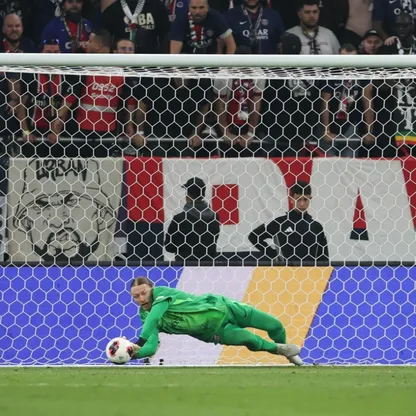 الحارس الروسي ماتفي سافونوف لحظة التصدي لركلة ترجيح في مباراة فلامنغو بنهائي كأس القارات للأندية - 17 ديسمبر 2025