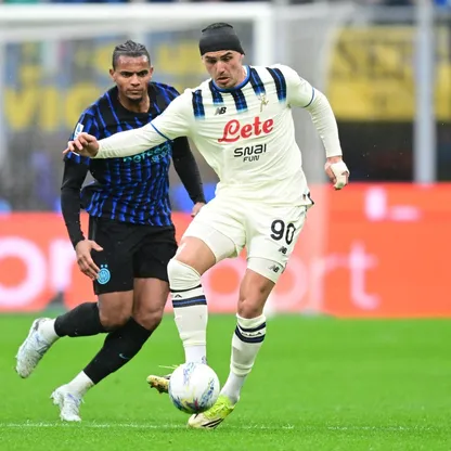 نيكولا كريستوفيتش مهاجم أتالانتا في صراع على الكرة مع مانويل أكانجي مدافع إنتر ميلان - 14 مارس 2026