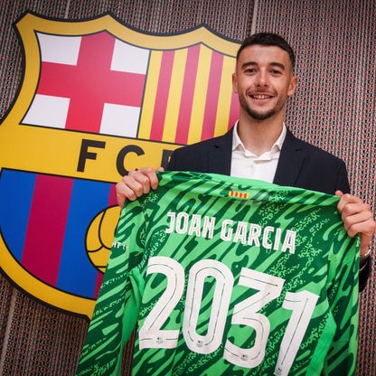 من هم اللاعبون الذين تعاقد معهم برشلونة منذ 2015 حتى 2025؟