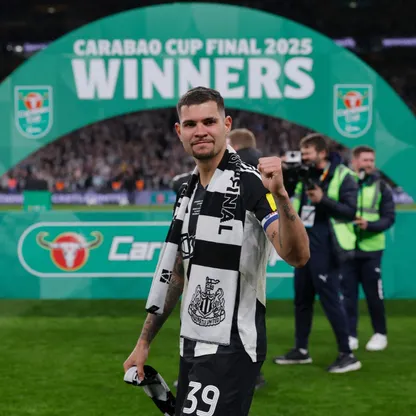 البرازيلي برونو غيمارايش قائد نيوكاسل يحتفل بالتتويج بكأس رابطة الأندية الإنجليزية المحترفة "كأس كاراباو" - 16 مارس 2025
