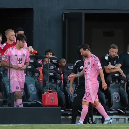 شاهد.. ميسي يغادر الملعب بعد 10 دقائق بسبب إصابة في "أوتار الركبة"