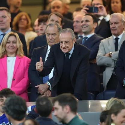 رئيس ريال مدريد فلورنتينو بيريز خلال التقاط صورة مع مشجعين قبل مباراة ضد ريال أوفييدو في "سانتياغو برنابيو" - 14 مايو 2026