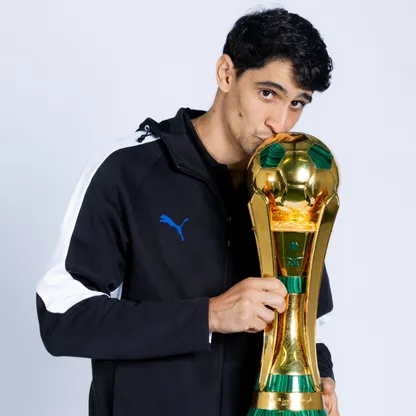 ياسين بونو في جلسة تصويرية مع نسخة كأس الملك - 9 أغسطس 2026