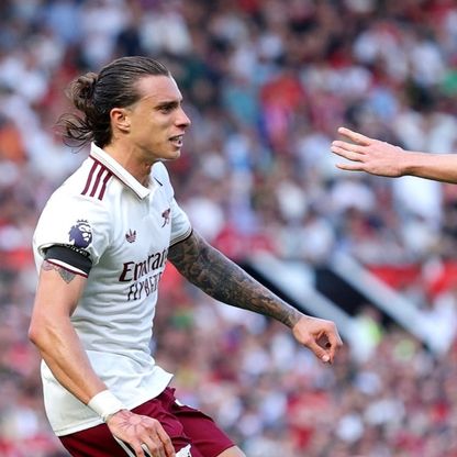 أرسنال يُعكر بداية موسم مانشستر يونايتد برأسية كالافيوري