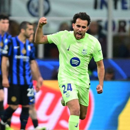 برشلونة يكافئ مدافعه المتألق بعقد طويل الأمد