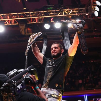 إسلام ماخاشيف ينتزع لقب الوسط لـUFC ويدخل التاريخ