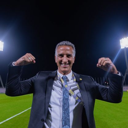 نيوم يُنهي عقد شاموسكا ويقترب من مدرب باريس سان جيرمان