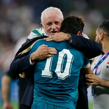 مدرب العراق غراهام أرنولد يحتفل مع مهند علي بعد الفوز على بوليفيا والتأهل لكأس العالم - 31 مارس 2026