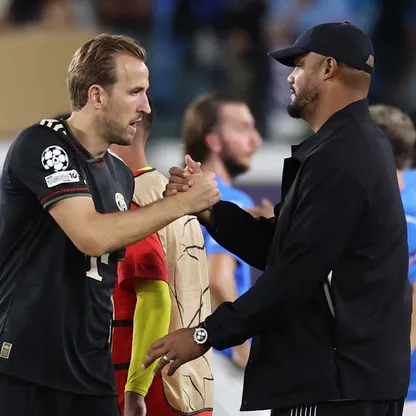 فينسنت كومباني مدرب بايرن ميونيخ مع هاري كين بعد مباراة بافوس في دوري أبطال أوروبا - 30 سبتمبر 2025