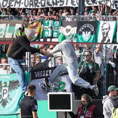 مشجع نادي بروسيا مونستر أثناء قطع كابل تقنية الفيديو المساعد VAR - 8 مارس 2026