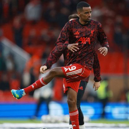 سلوت يفاجئ الجميع: إيزاك لن يكمل مباراة ليفربول وباريس