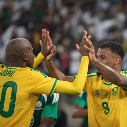 لاعبان من جنوب إفريقيا يحتفلان بتسجيل هدف في مرمى بنما خلال مباراة ودية - 27 مارس 2026