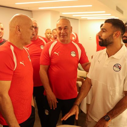 منتخب مصر بقيادة محمد صلاح يحتفل بالتوأمين حسام وإبراهيم حسن