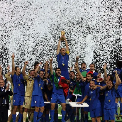 الإيطالي فابيو كانافارو يرفع كأس العالم بعد المباراة النهائية لكأس العالم 2006 بين إيطاليا وفرنسا - 9 يوليو 2006