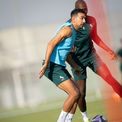 مهاجم منتخب مصر يطالب حسام حسن بـ"احترام المحترفين"